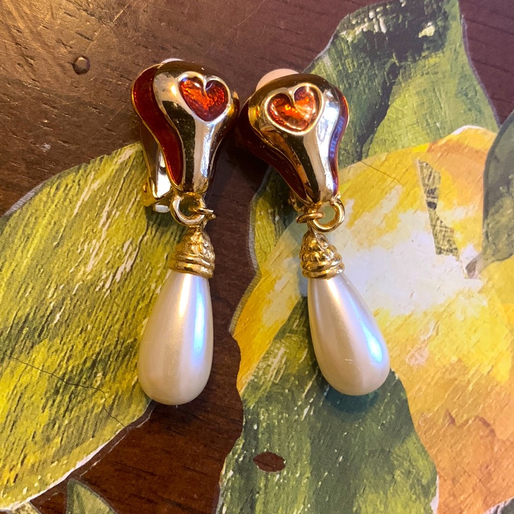 Vintage pearl drops with hearts. Clip on earings very pretty.